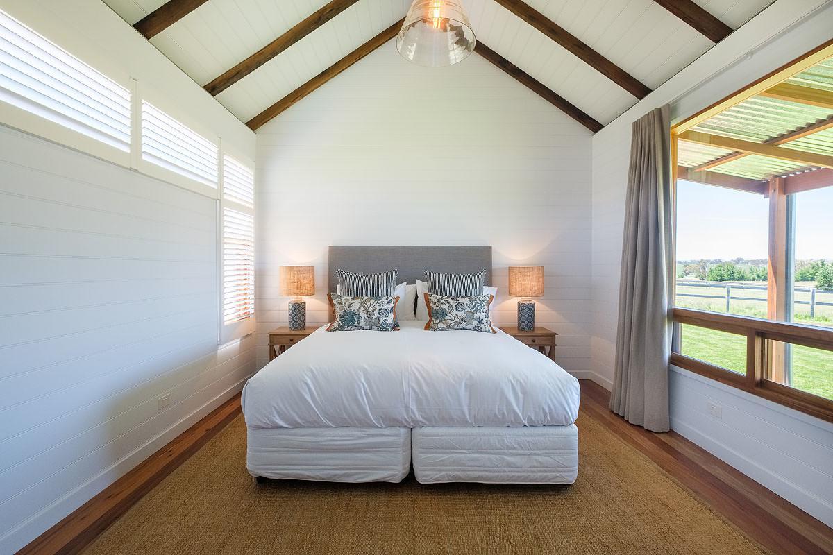 Отель Goonoo Goonoo Station Тамуорт Экстерьер фото A bedroom at the Lodge at the Hunter Valley